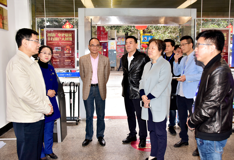 开云网页登陆人口领导视察闽侯城关营业厅.jpg