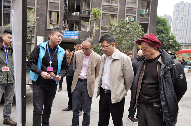 开云网页登陆人口梁总黄书记走访查看闽侯博士后龙港城小区路演现场.jpg