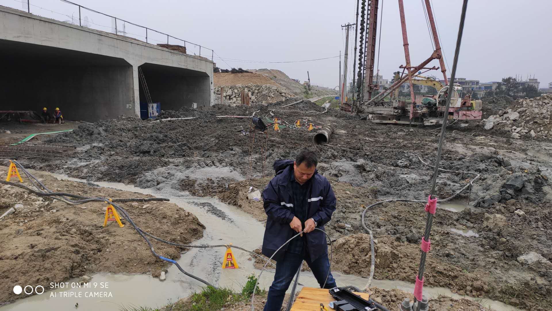 1-京台高速平潭段施工导致光缆中断,运维部副经理林汀现场抢修2.jpg