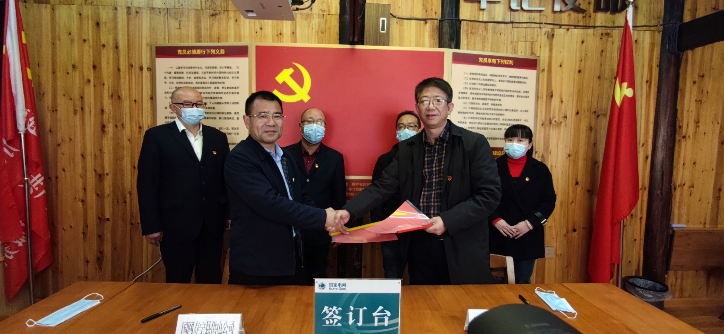 图为签订战略协议现场.jpg