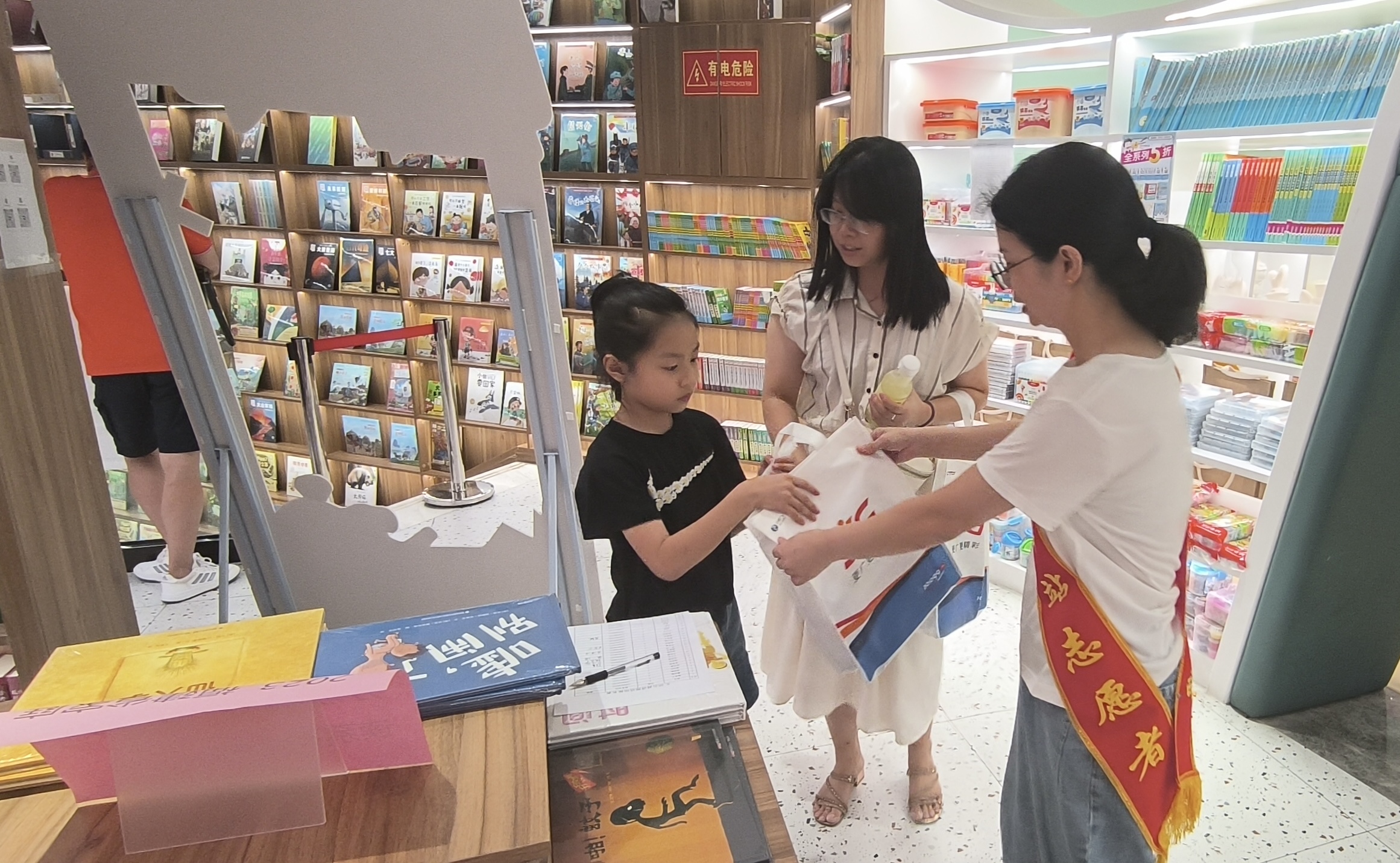 2023.8.26古田开云(中国)爱家驿站志愿者为参加活动的小朋友送上小礼物.jpg