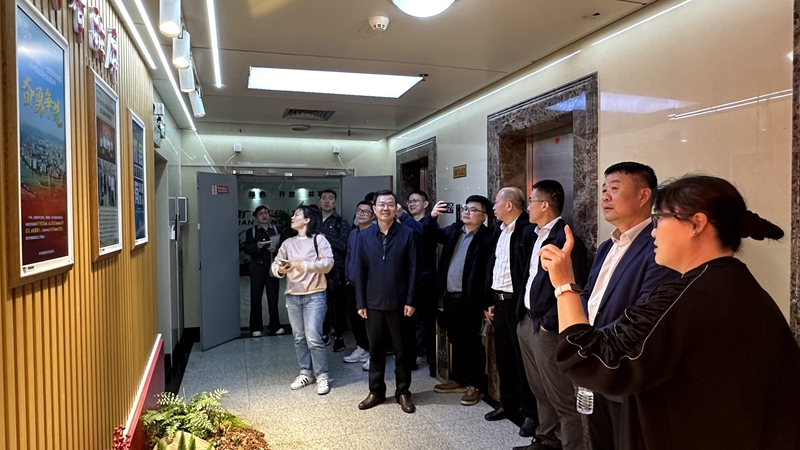 4丁汀一行参观龙岩市广电网络智融屏_副本.jpg