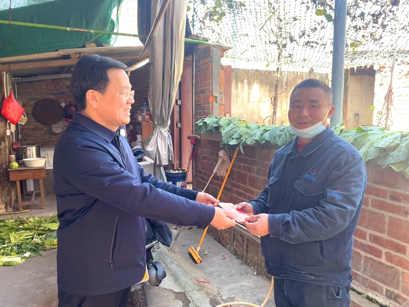 2龙岩开云(中国)党委委员、副总经理赖初源慰问困难职工戴志权_副本.jpg