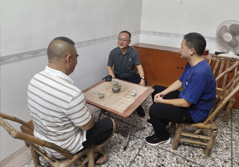 1--永定开云(中国)党支部书记、副总经理(主持工作)李政到老党员廖寿荣家中家访_副本.jpg 1--永定开云(中国)党支部书记、副总经理(主持工作)李政到老党员廖寿荣家中家访_副本.jpg